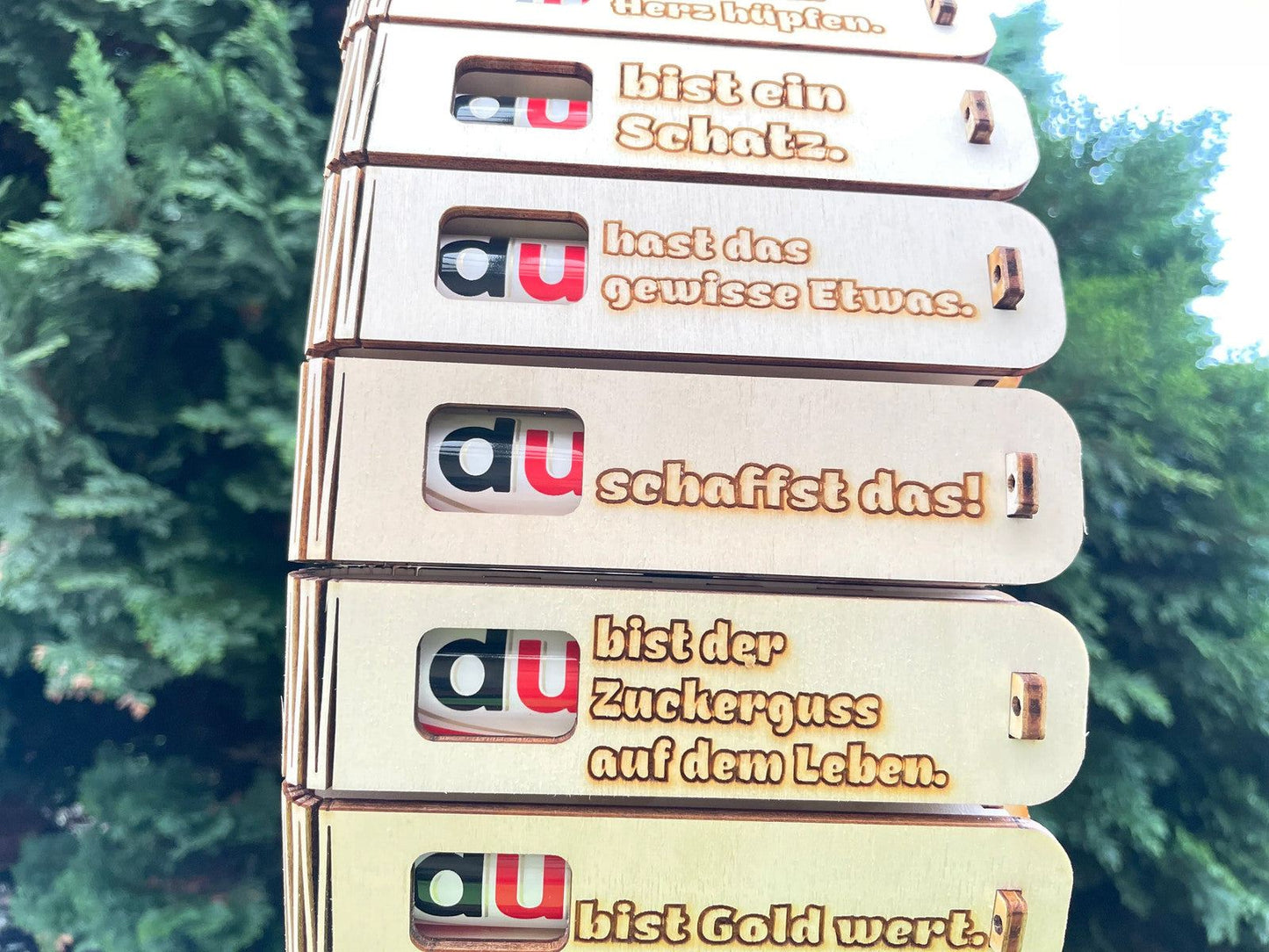 Gravierte Holzgeschenkbox „Du schaffst das“ mit Duplo mit Herz als liebevolle Überraschung