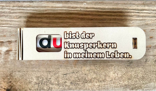 Holzgeschenkbox mit gravierter Botschaft und Duplo Schokoriegel als süße Duplo Geschenkbox Überraschung