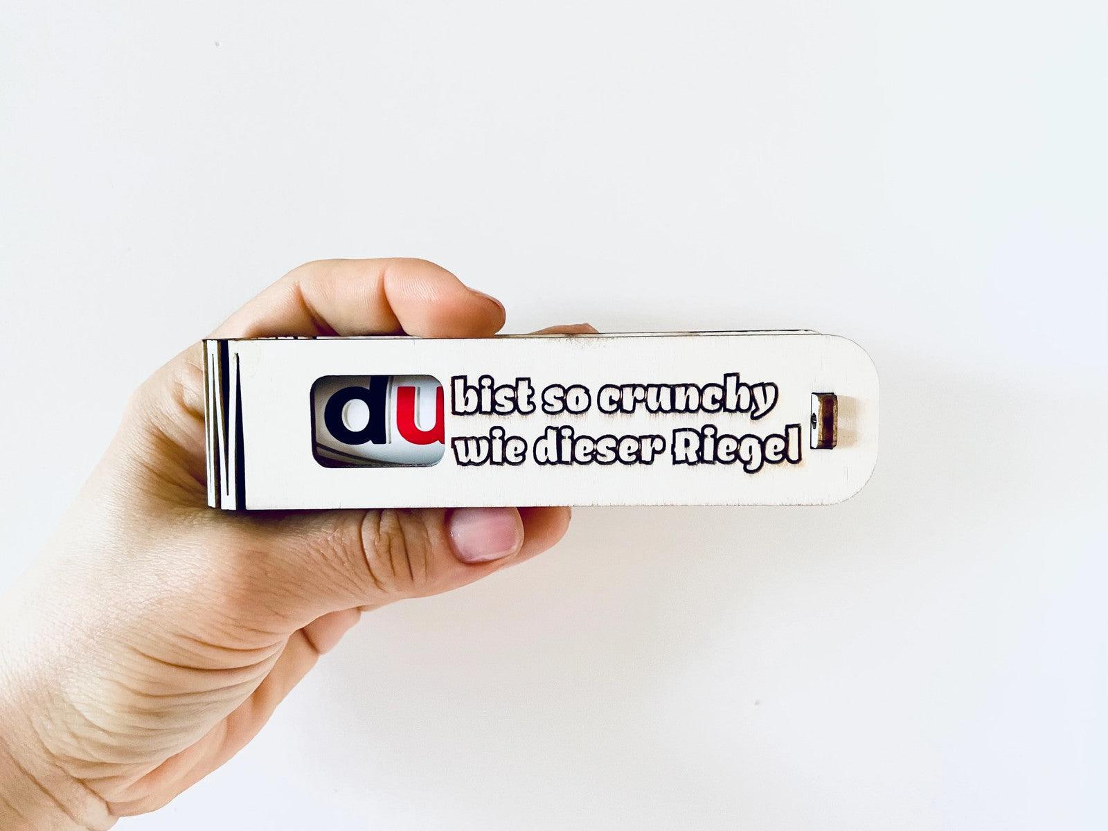 Geschenkbox Du bist so crunchy mit gravierter Holzbox und Duplo Schokoriegel als humorvolle Überraschung