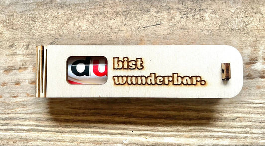Stilvolle Duplobox „Du bist wunderbar“ aus Holz mit gravierter Herzensbotschaft und Duplo als süße Überraschung