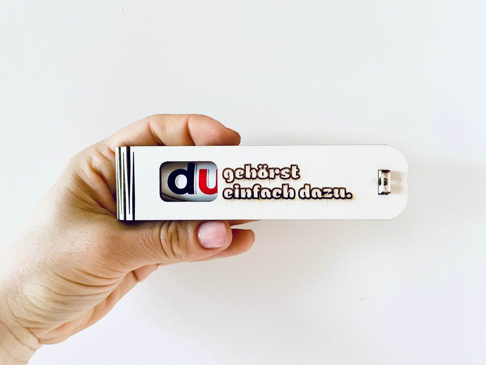 Geschenkbox mit Spruch „Du gehörst einfach dazu“ aus Holz mit Duplo Schokoriegel