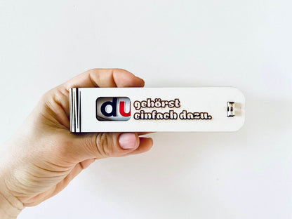Geschenkbox mit Spruch „Du gehörst einfach dazu“ aus Holz mit Duplo Schokoriegel
