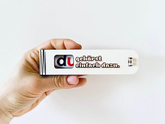 Geschenkbox mit Spruch „Du gehörst einfach dazu“ aus Holz mit Duplo Schokoriegel