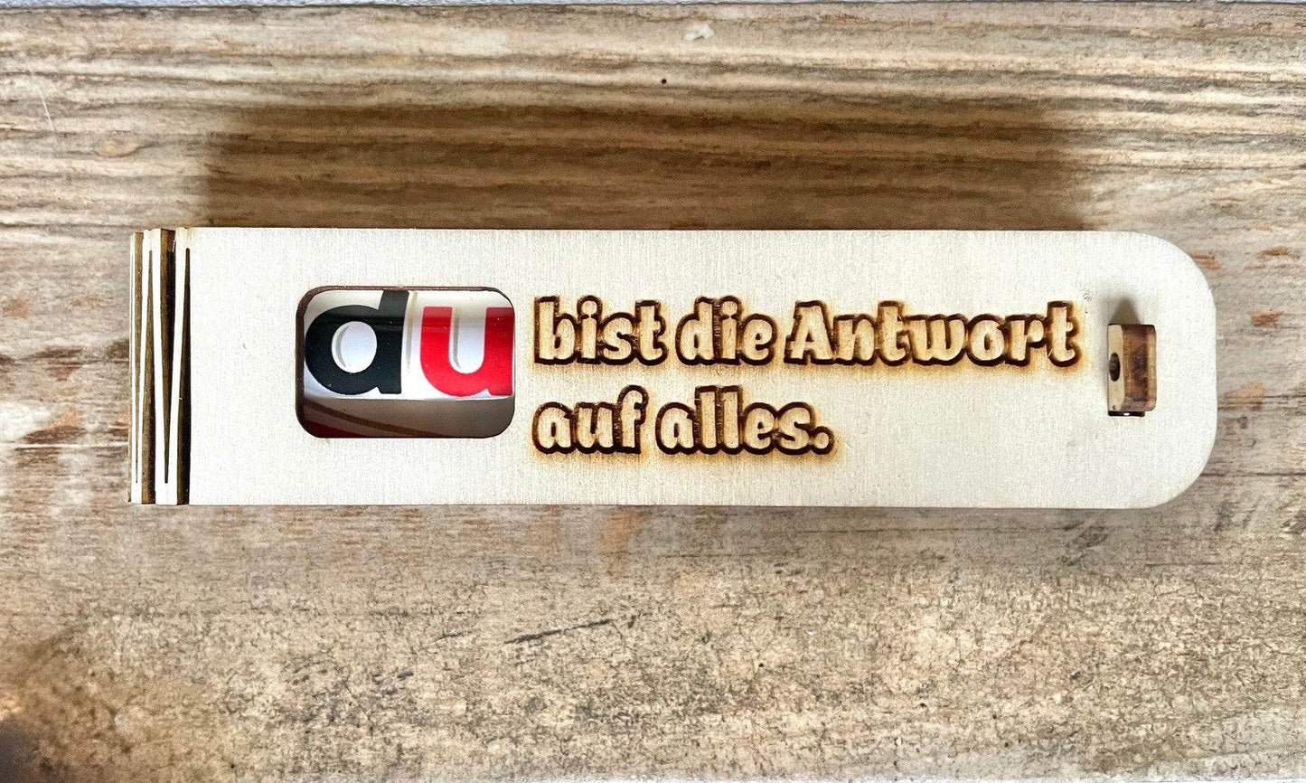Geschenkbox Du bist die Antwort mit humorvoller Gravur und Duplo Schokoriegel in Holzbox