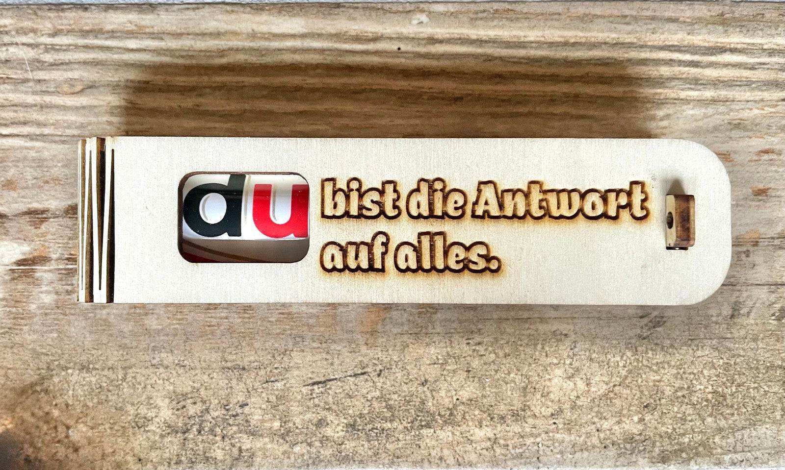 Geschenkbox Du bist die Antwort mit humorvoller Gravur und Duplo Schokoriegel in Holzbox
