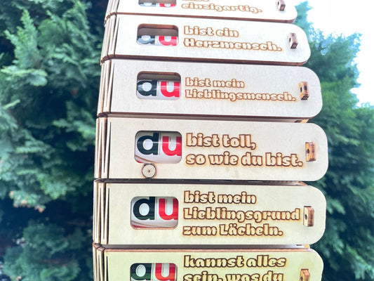 Gravierte Holz-Geschenkbox „Du bist toll, so wie du bist“ mit Duplo als liebevolle Überraschung mit Gefühl