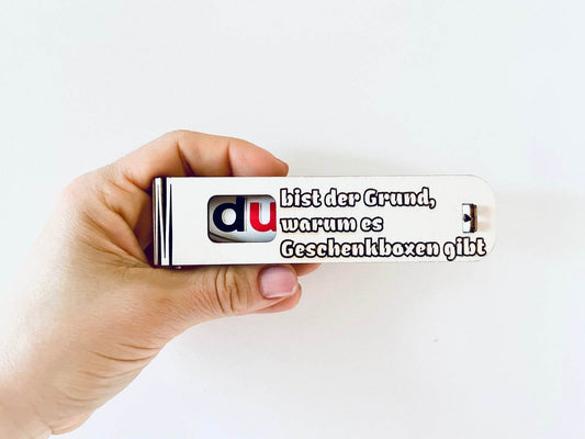 Gravierte Geschenkbox Holz mit humorvoller Botschaft und Duplo Schokoriegel