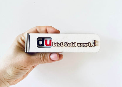 Geschenkbox mit dem Spruch „Du bist gold wert“ aus Holz mit Duplo Schokoriegel