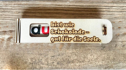 Geschenkbox aus Holz mit Lasergravur und Duplo Schokoriegel, liebevolle Botschaft "Du bist wie Schokolade – gut für die Seele"