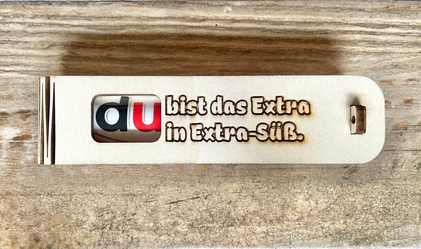 Geschenkbox mit Gravur „Du bist das Extra in extra süß“ und Duplo als süße Überraschung, stilvoll verpackt