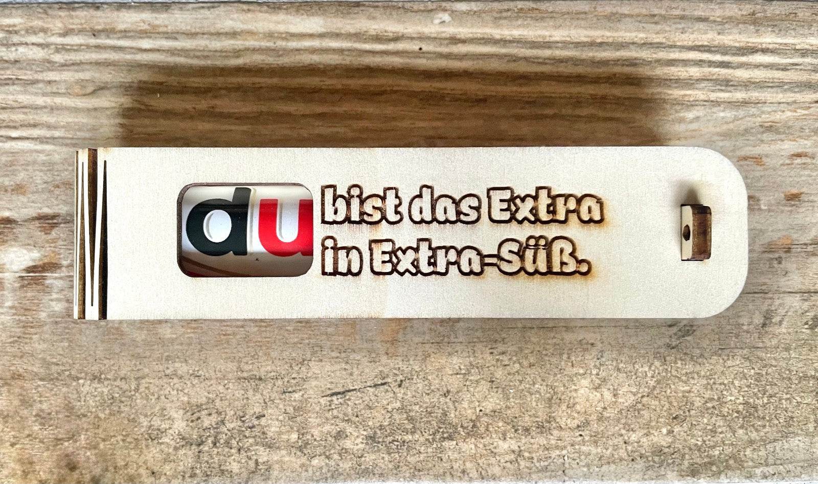 Geschenkbox mit Gravur „Du bist das Extra in extra süß“ und Duplo als süße Überraschung, stilvoll verpackt