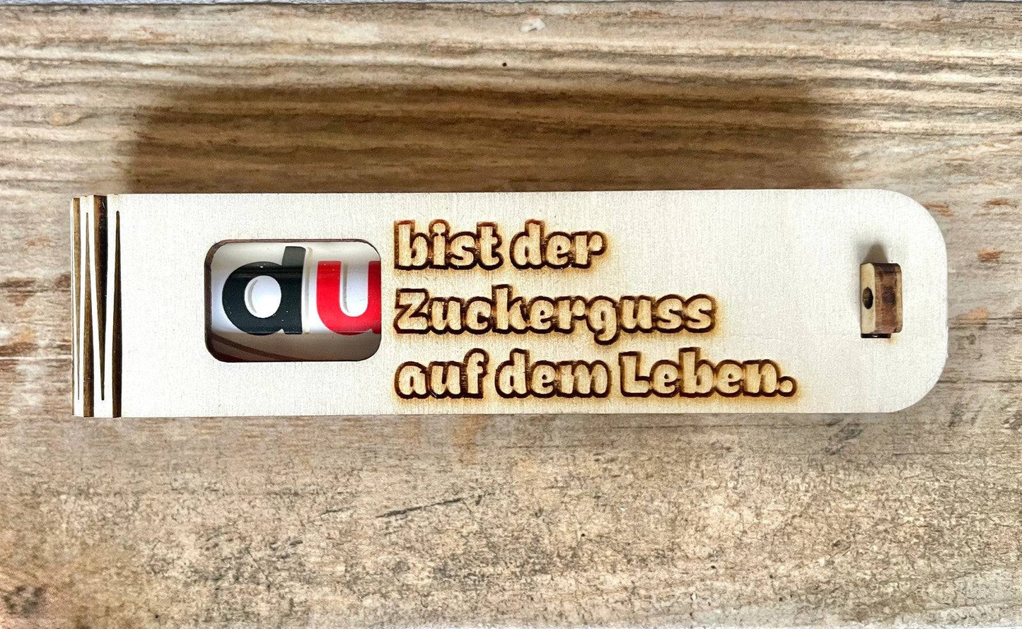 Gravierte Holz-Geschenkbox mit Duplo Schokoriegel und süßer Botschaft "Du bist der Zuckerguss auf dem Leben"