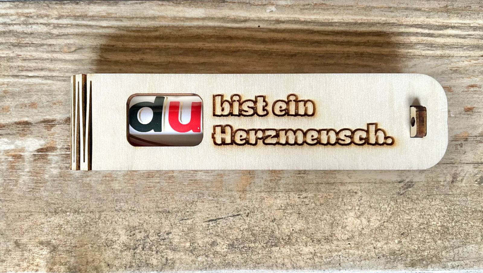 Geschenkbox „Du bist ein Herzmensch“ aus Holz mit gravierter Botschaft und Duplo Schokoriegel als liebevolle Überraschung