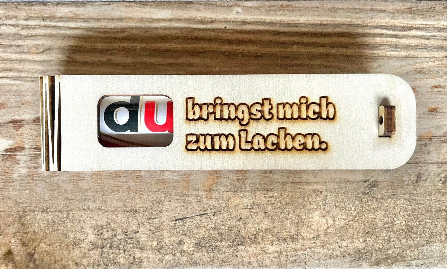 Geschenkbox „Du bringst mich zum Lachen“ aus Holz mit gravierter Botschaft und Duplo Schokoriegel als liebevolle Überraschung