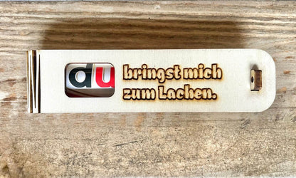 Geschenkbox „Du bringst mich zum Lachen“ aus Holz mit gravierter Botschaft und Duplo Schokoriegel als liebevolle Überraschung