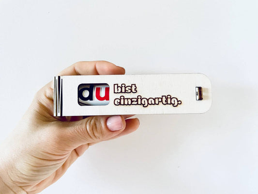 Gravierte Holz-Geschenkbox „Du bist einzigartig“ mit Duplo Schokoriegel als besondere Überraschung