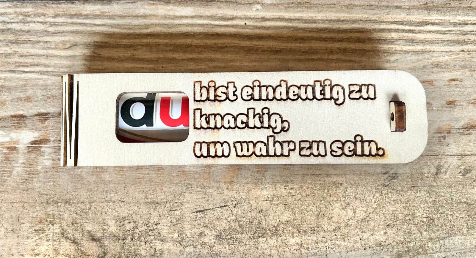 Gravierte Holz-Geschenkbox mit humorvoller Botschaft und Duplo Schokoriegel als Überraschung mit Gefühl