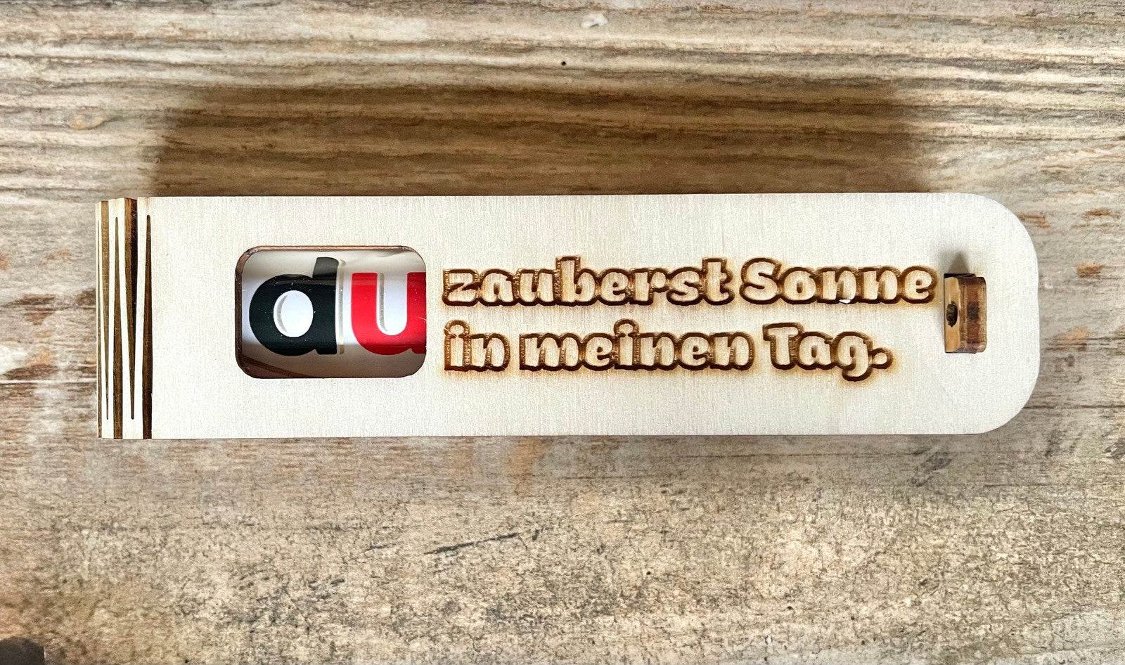 Geschenkbox aus Holz mit Gravur „Du zauberst Sonne in meinen Tag“ und Duplo Schokolade als süße Überraschung