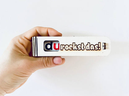 Motivierende Holzgeschenkbox „Du rockst das“ mit Duplo als energiegebender Snack und aufbauendem Spruch