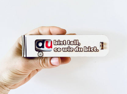 Gravierte Holz-Geschenkbox mit der Botschaft „Du bist toll, so wie du bist“ und Duplo Schokoriegel als Überraschung mit Gefühl