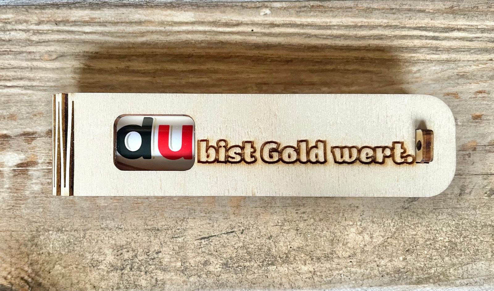 Geschenkbox mit dem Spruch „Du bist gold wert“ graviert auf Holz mit Duplo Schokoriegel innen