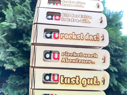 Geschenkbox „Du riechst nach Abenteuer“ mit gravierter Holzbox und Duplo Schokoriegel als originelle Überraschung