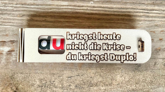 Geschenkbox „Du kriegst heute nicht die Krise“ aus Holz mit Duplo Gefühlen als süße Überraschung und aufmunternder Gravur