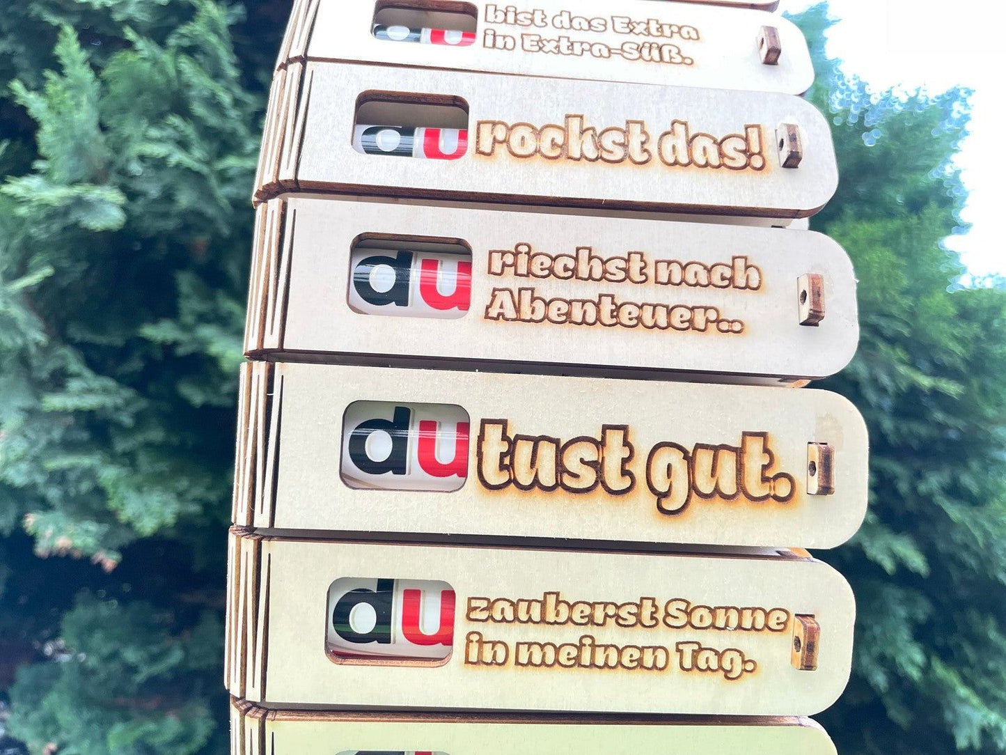 Duplo Überraschungsgeschenk in stilvoll gravierter Holz-Geschenkbox "Du tust gut" für besondere Herzensmenschen
