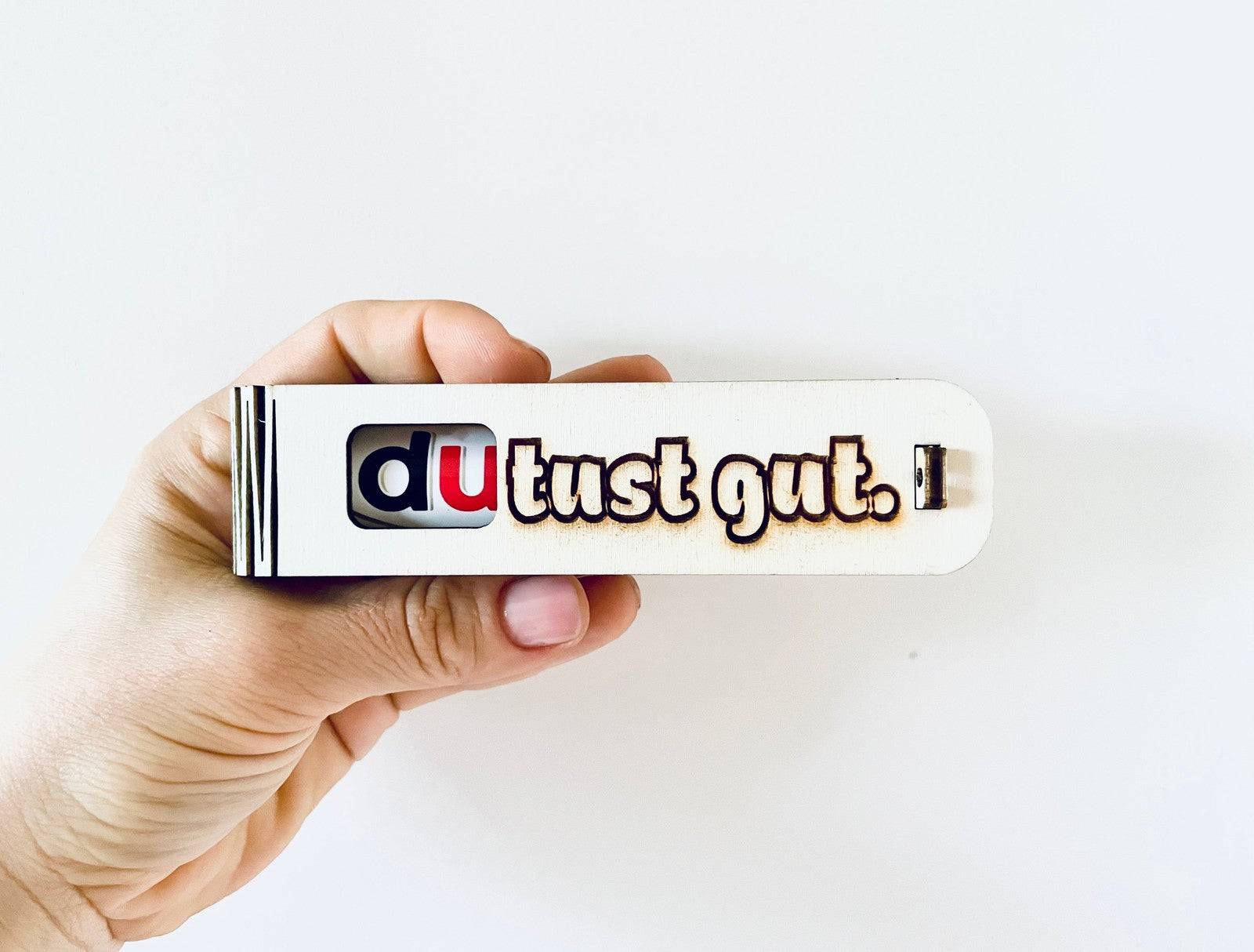 Stilvolle Duplo Überraschungsgeschenk Holzbox mit Gravur "Du tust gut" für besondere Herzensmenschen