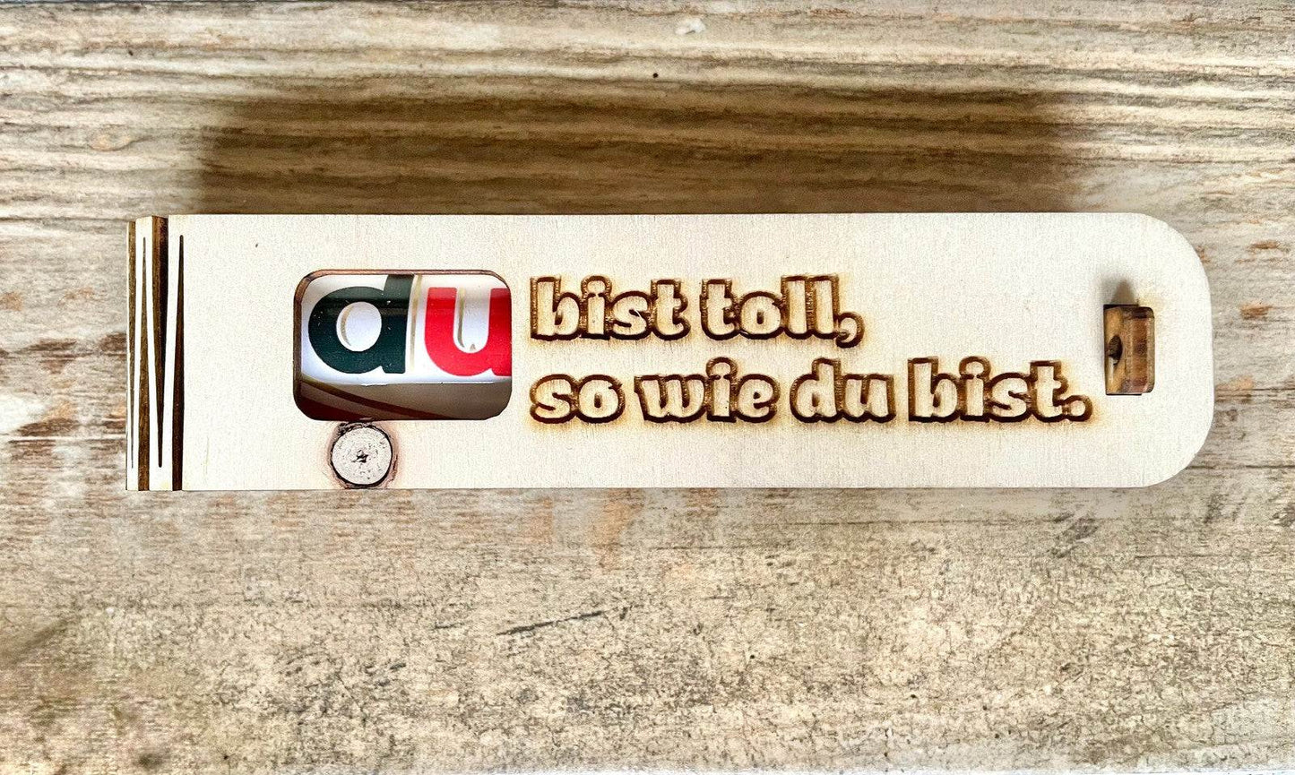 Gravierte Holz-Geschenkbox mit Duplo und der Botschaft „Du bist toll, so wie du bist“ als überraschung mit Gefühl