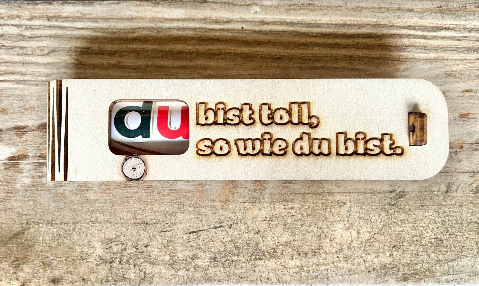 Gravierte Holz-Geschenkbox mit Duplo und der Botschaft „Du bist toll, so wie du bist“ als überraschung mit Gefühl