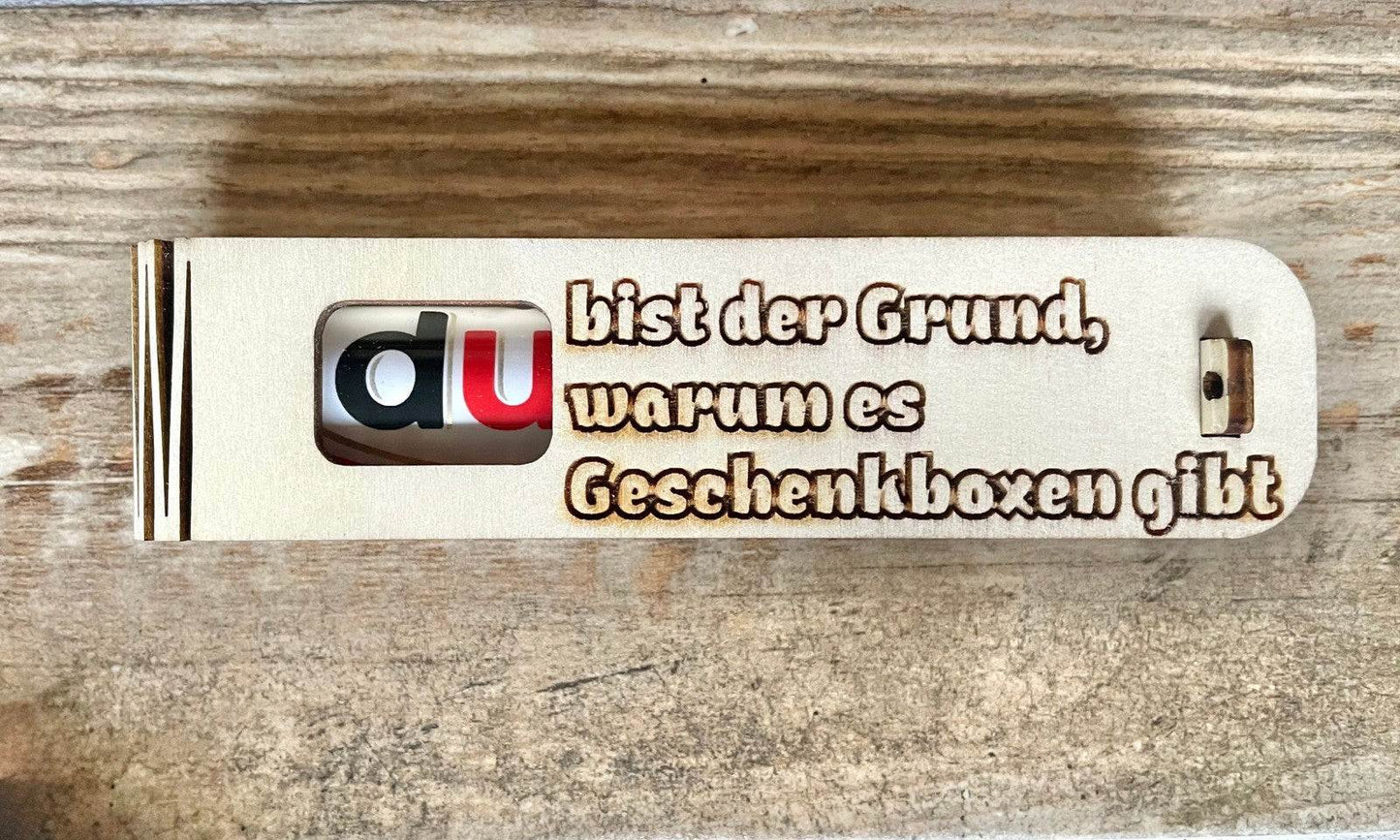 Gravierte Geschenkbox Holz mit humorvoller Botschaft und Duplo Schokoriegel