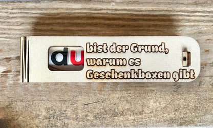 Gravierte Geschenkbox Holz mit humorvoller Botschaft und Duplo Schokoriegel