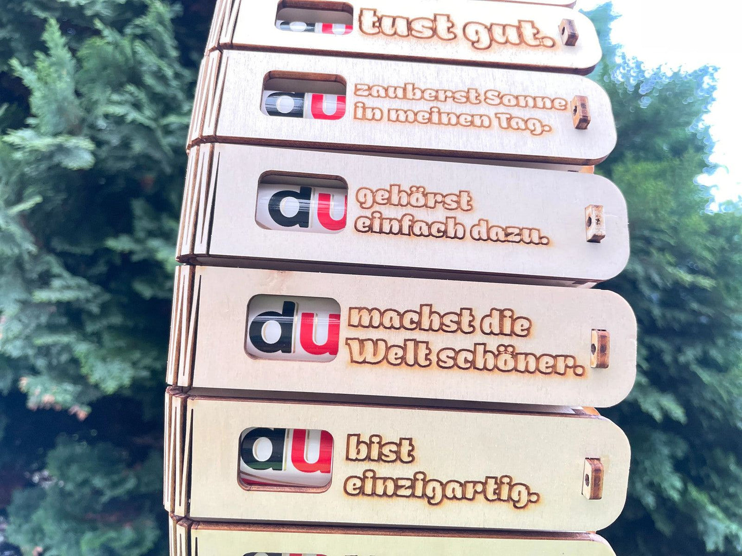 Holzgeschenkbox mit Gravur „Du machst die Welt schöner“ und Duplo als liebevolle Aufmerksamkeit Montagewürfel
