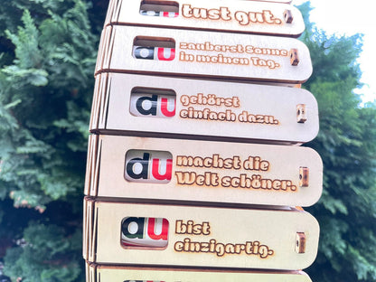 Holzgeschenkbox mit Gravur „Du machst die Welt schöner“ und Duplo als liebevolle Aufmerksamkeit Montagewürfel