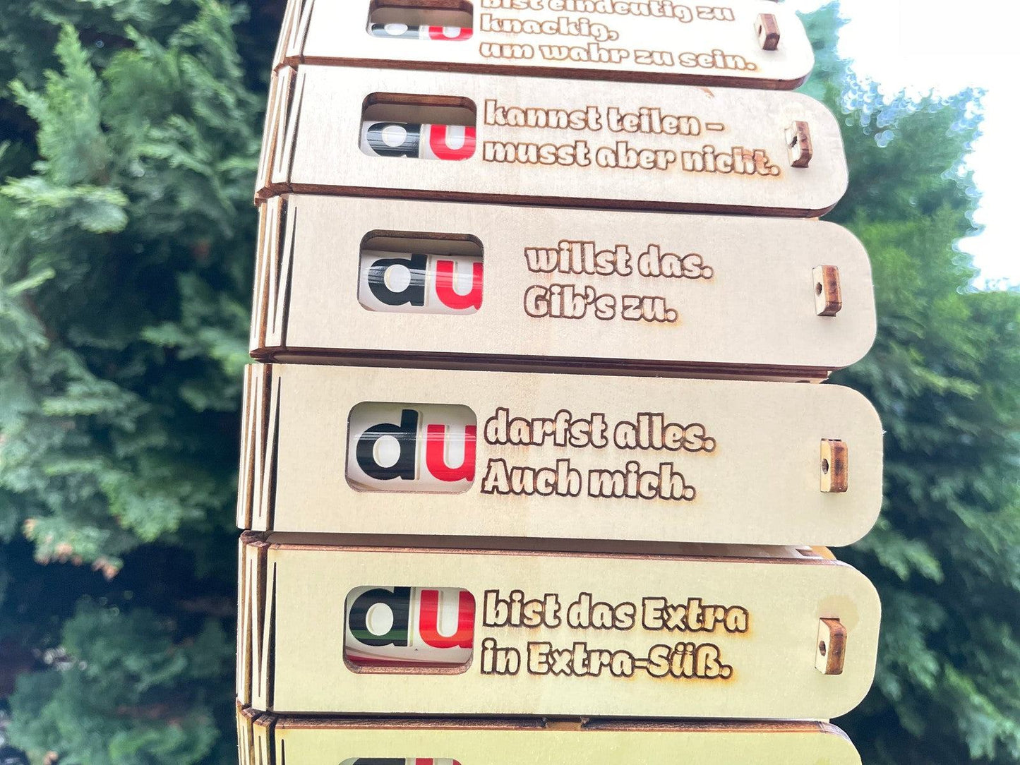 Holzgeschenkbox mit Gravur „Du darfst alles – auch mich (Duplo)“ und Duplo-Schokolade als freche, humorvolle Überraschung