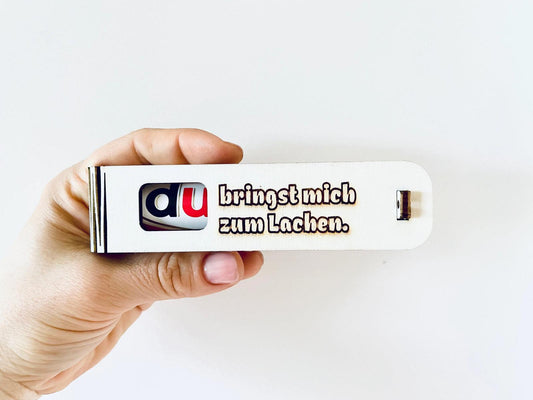 Geschenkbox „Du bringst mich zum Lachen“ aus Holz mit gravierter Botschaft und Duplo Schokoriegel als liebevolle Überraschung