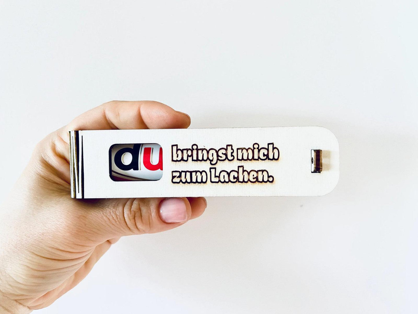 Geschenkbox „Du bringst mich zum Lachen“ aus Holz mit gravierter Botschaft und Duplo Schokoriegel als liebevolle Überraschung