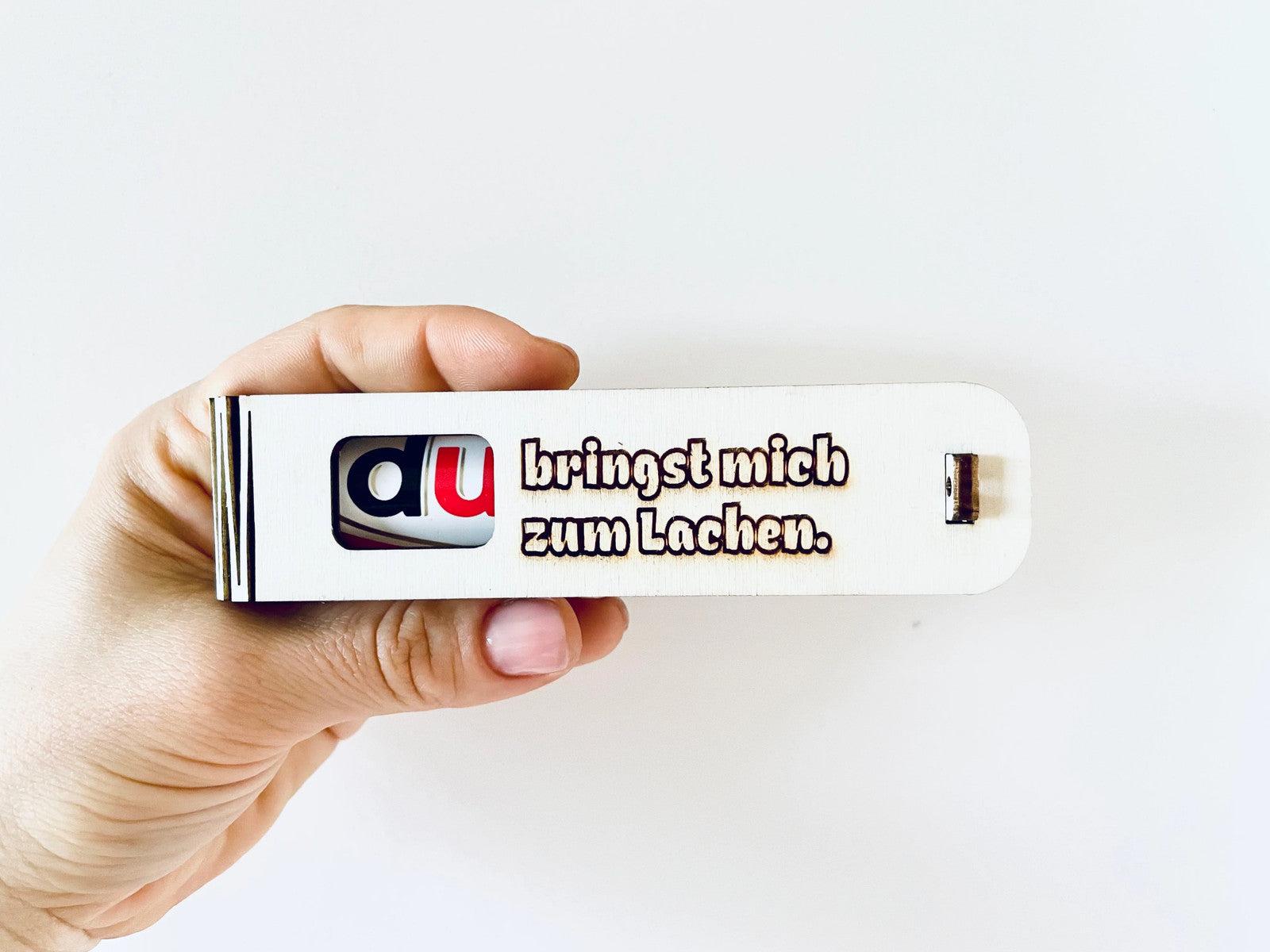 Geschenkbox „Du bringst mich zum Lachen“ aus Holz mit gravierter Botschaft und Duplo Schokoriegel als liebevolle Überraschung