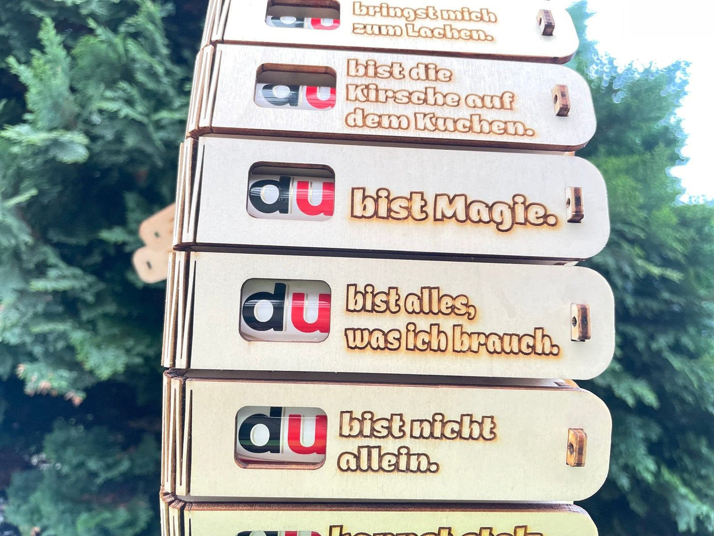 Geschenkbox mit Spruch „Du bist alles, was ich brauch“ graviert, enthält Duplo Schokoriegel in hochwertiger Holzbox