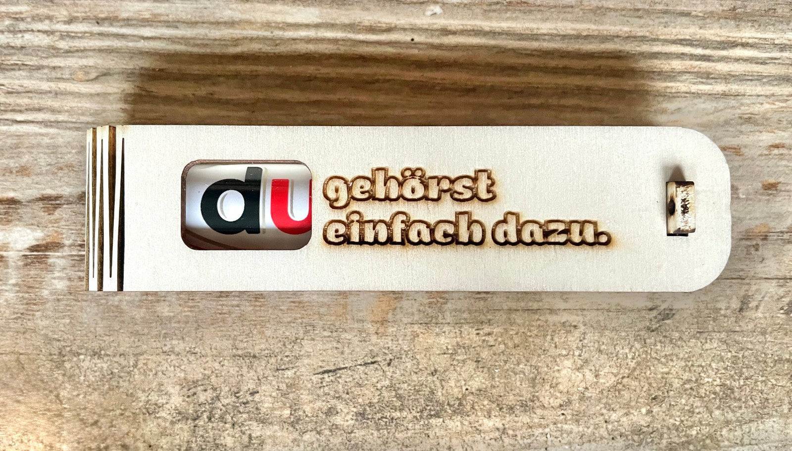 Geschenkbox mit Spruch „Du gehörst einfach dazu“ aus Holz mit Duplo Schokoriegel und herzlicher Lasergravur