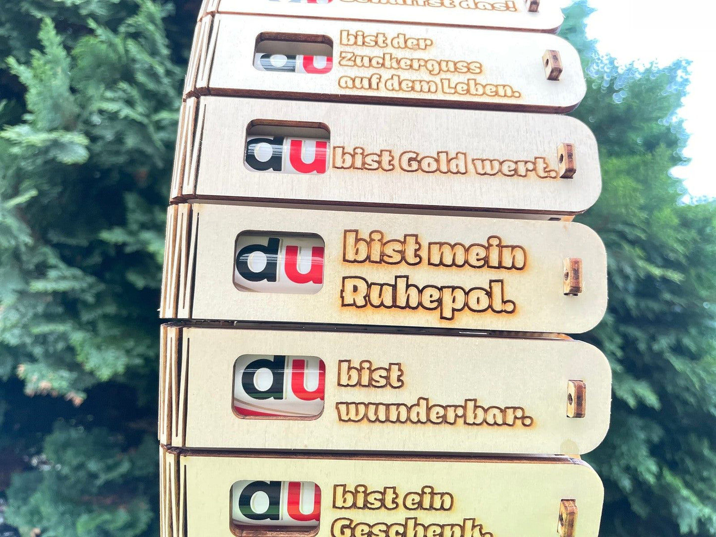 Stilvolle Geschenkbox aus Holz mit Gravur „Du bist mein Ruhepol“ und Duplo als süße Überraschung
