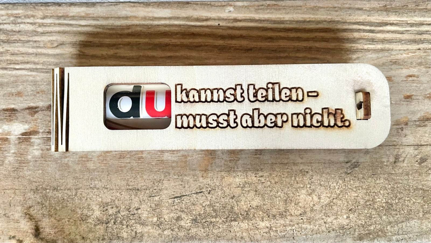 Holzgeschenkbox mit Gravur „Du kannst teilen musst aber nicht“ und süßer Duplo-Überraschung