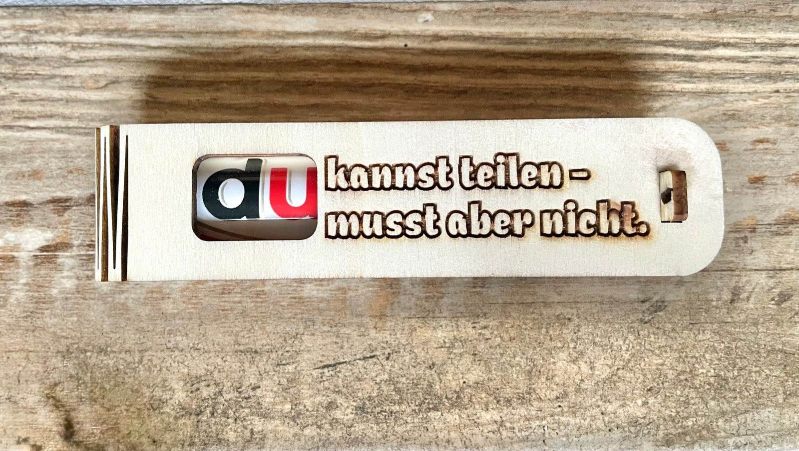Holzgeschenkbox mit Gravur „Du kannst teilen musst aber nicht“ und süßer Duplo-Überraschung