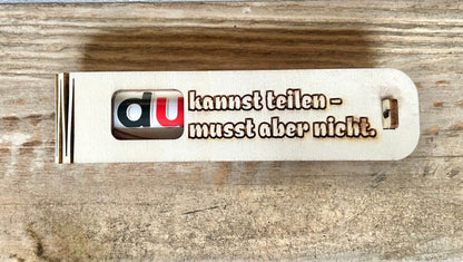 Holzgeschenkbox mit Gravur „Du kannst teilen musst aber nicht“ und süßer Duplo-Überraschung