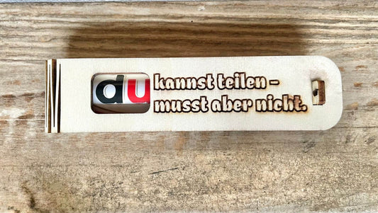 Holzgeschenkbox mit Gravur „Du kannst teilen musst aber nicht“ und süßer Duplo-Überraschung
