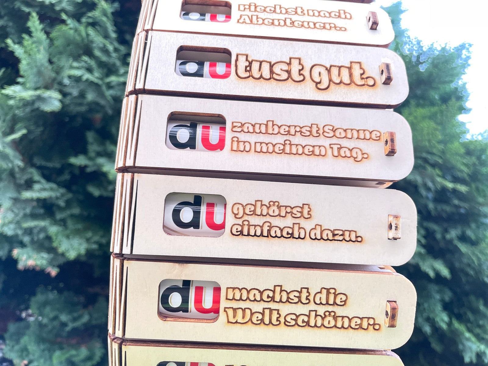Holz-Geschenkbox mit Spruch „Du gehörst einfach dazu“ und Duplo Schokoriegel inside