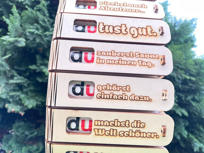 Holz-Geschenkbox mit Spruch „Du gehörst einfach dazu“ und Duplo Schokoriegel inside