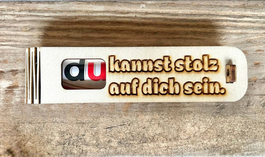 Geschenkbox mit Spruch „Du kannst stolz auf dich sein“ aus Holz mit Duplo Schokoriegel