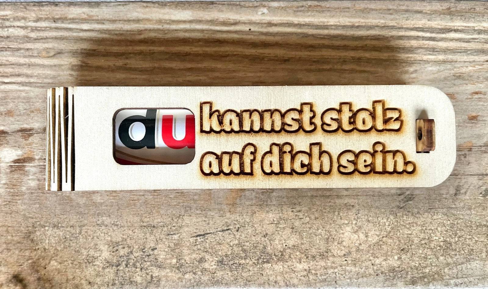 Geschenkbox mit Spruch „Du kannst stolz auf dich sein“ aus Holz mit Duplo Schokoriegel